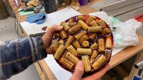 喝過(guò)的紅酒塞不要扔,勾兌上環(huán)氧樹(shù)脂加工,成品還能賣(mài)好幾百塊